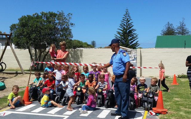 Die groot oomblik met die knip van die lint deur Tony Blakenberg om die Gansies se â€œteerstraatâ€ amptelik te open (Foto: Lisa Bosman)
